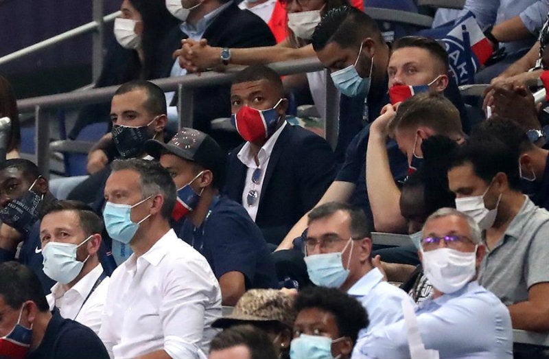 Mbappé desde la tribuna