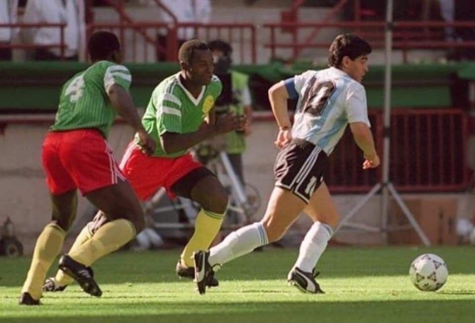 Camerún en partido contra Argentina en Mundial 1990