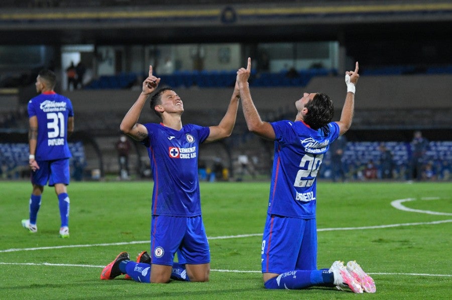 Lichnovsky celebra gol con Santi Giménez