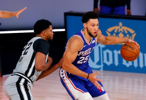 Simmons protege el balón en un juego contra los Spurs