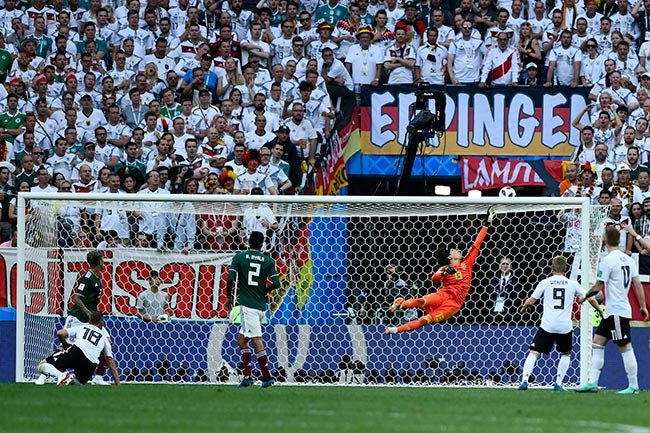 Ochoa realiza una gran atajada contra Alemania en el Mundial de 2018