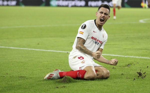 Lucas Ocampos celebra su gol vs Wolves