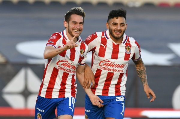 Angulo y Vega celebran un gol
