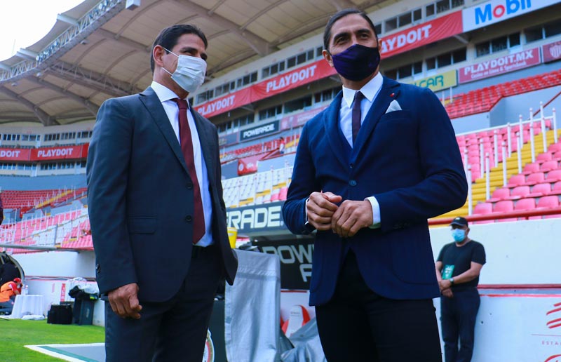 Alfonso Sosa y el Gatillero charlan antes del partido