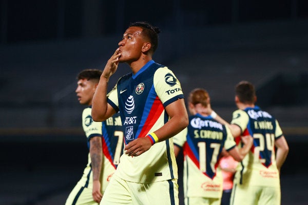 Roger Martínez celebrando su anotación ante Santos