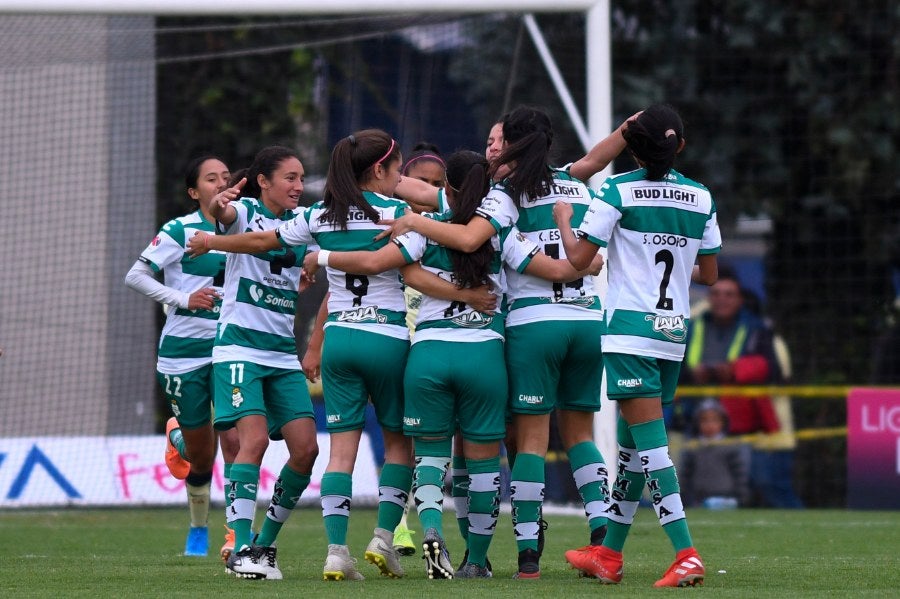 Jugadoras de Santos Femenil durante un partido