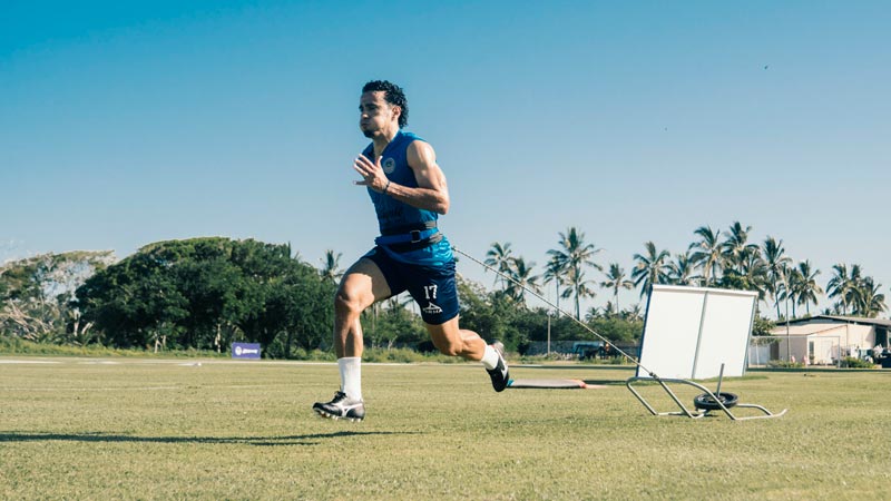 El jugador brasileño entrenando con el club sinaloense