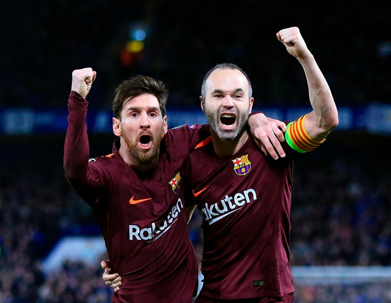 Messi y el jugador español celebran un gol del Barça