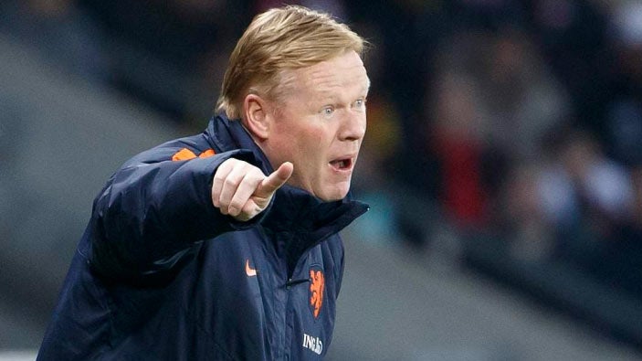 Koeman da indicaciones durante un encuentro