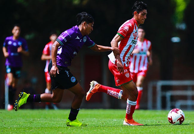 Jugador de la Sub 17 de Mazatlán disputa el balón en juego vs Necaxa