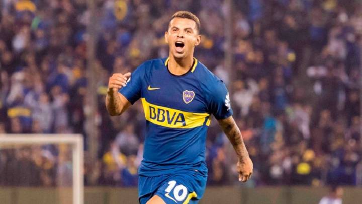 Edwin Cardona festeja una anotación con Boca