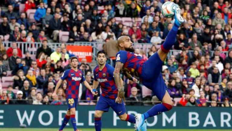 Arturo Vidal realiza un chilena en juego del Barcelona