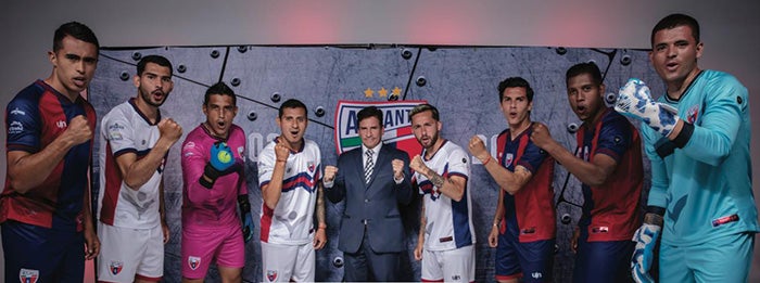 Jugadores de Atlante posan con las nuevas indumentarias 