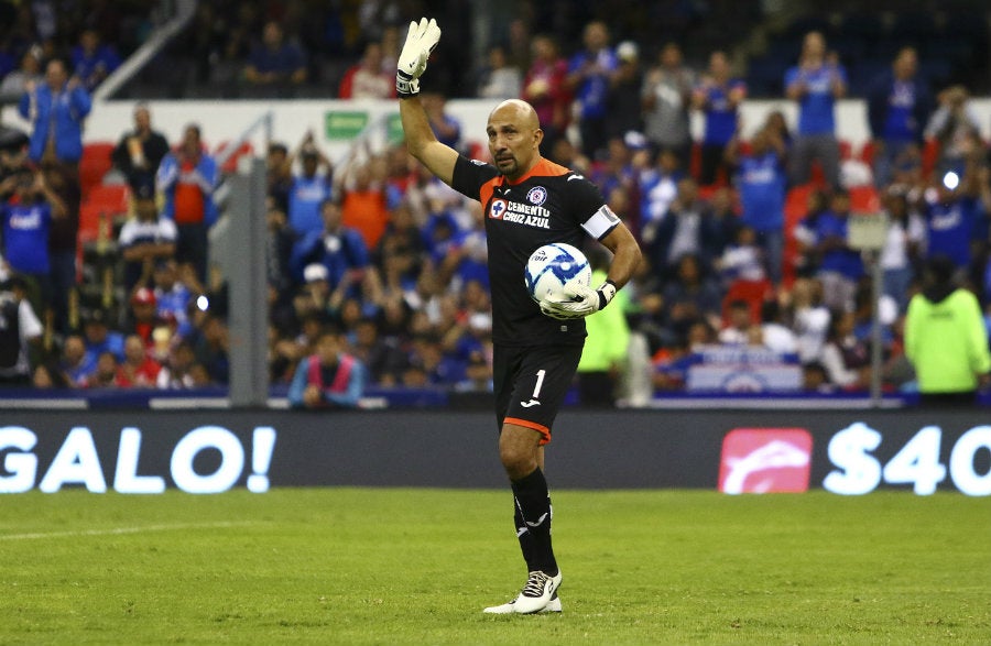 Óscar Pérez en su despedida del futbol en el Estadio Azteca