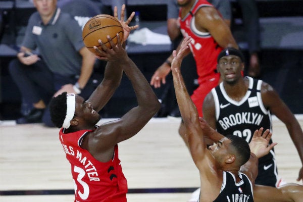 Pascal Siakam intenta encestar durante el partido