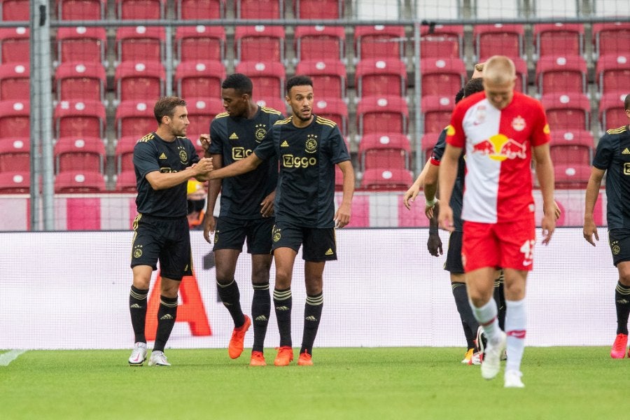 Jugadores del Ajax celebran gol