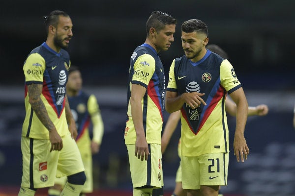 Jugadores de las Águilas se lamentan durante el partido