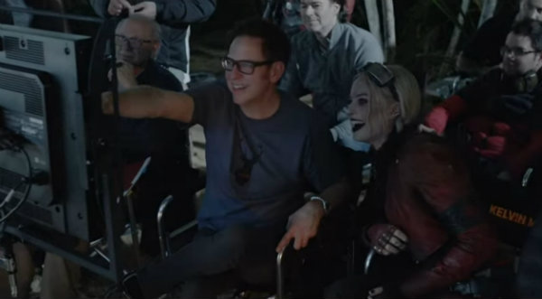 James Gunn y Margot Robbie durante la filmación