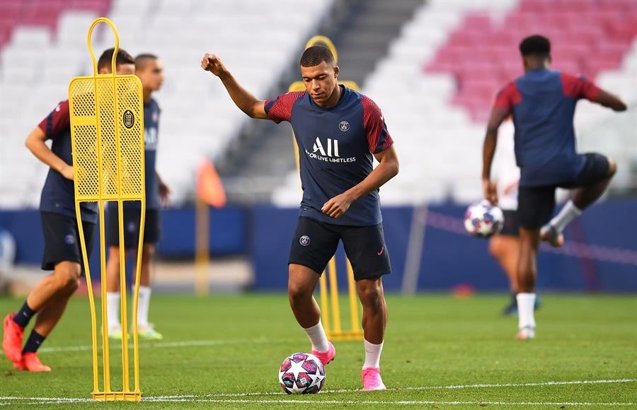 Kylian Mbappé durante un entrenamiento con PSG