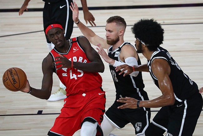 Siakam pasa el balón entre la marca de dos jugadores