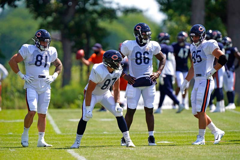 Jugadores de la ofensiva de los Bears durante una práctica