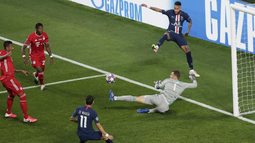 Manuel Neuer ataja el disparo de Neymar