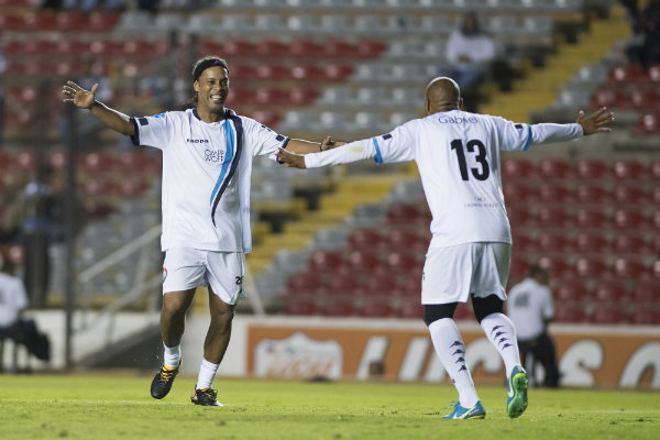 Ronaldinho durante un partido amistoso