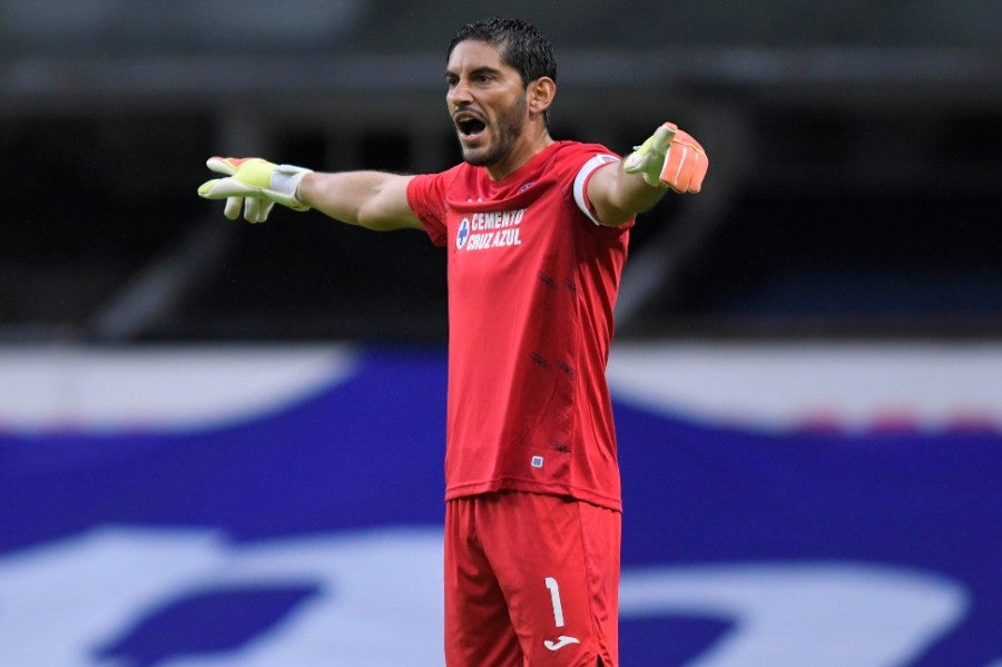 Jesús Corona durante un partido con Cruz Azul