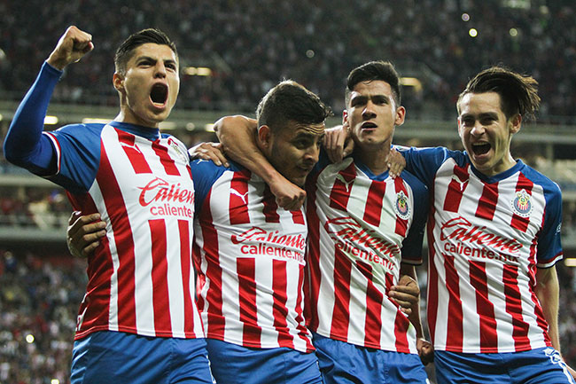 Vega, Antuna y sus compañeros celebran un gol de Chivas