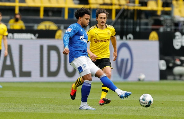 Weston McKennie durante un partido con el Schalke 04