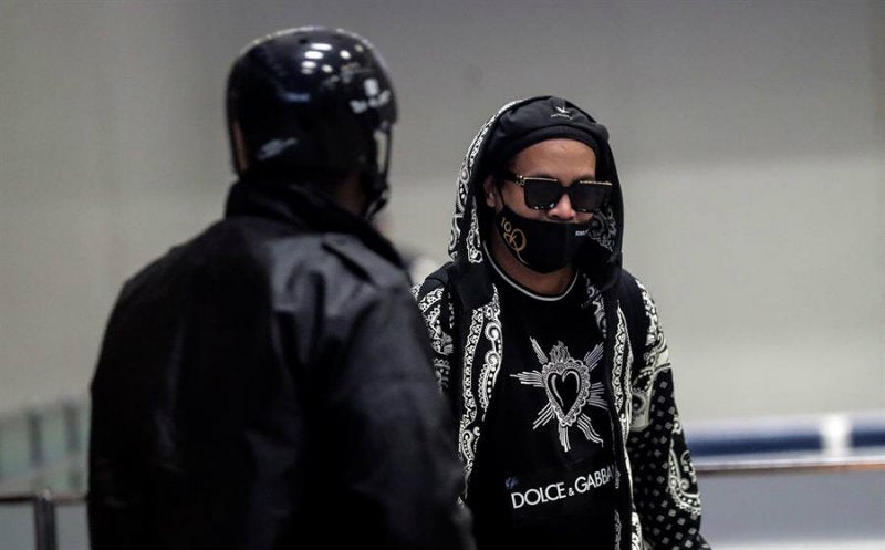 Ronaldinho llegando a Brasil