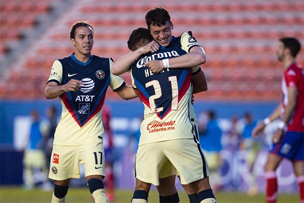 Jugadores de América festejan un gol