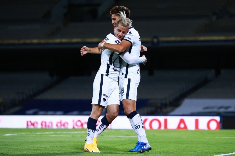 Dinenno y Mozo celebran un gol con Pumas