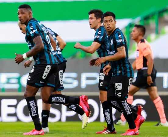 Gallos festeja la anotación sobre Santos