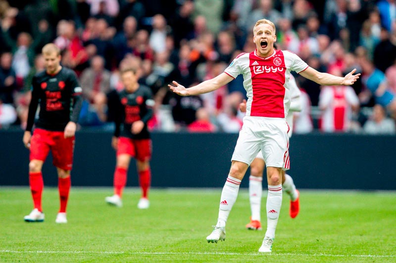 El holandés celebrando un gol con el Ajax