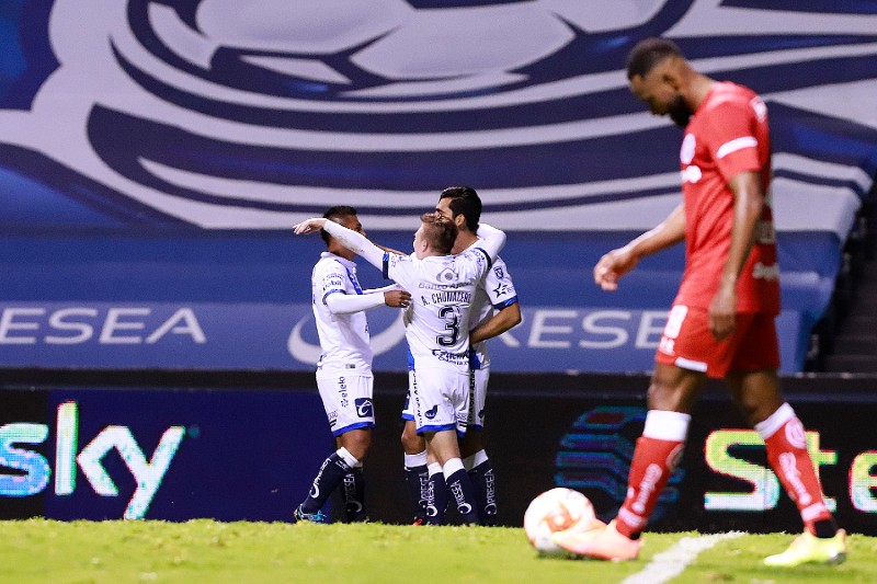 Jugadores del Puebla celebrando un gol