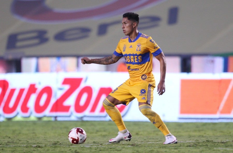 Carlos Salcedo durante un partido con Tigres