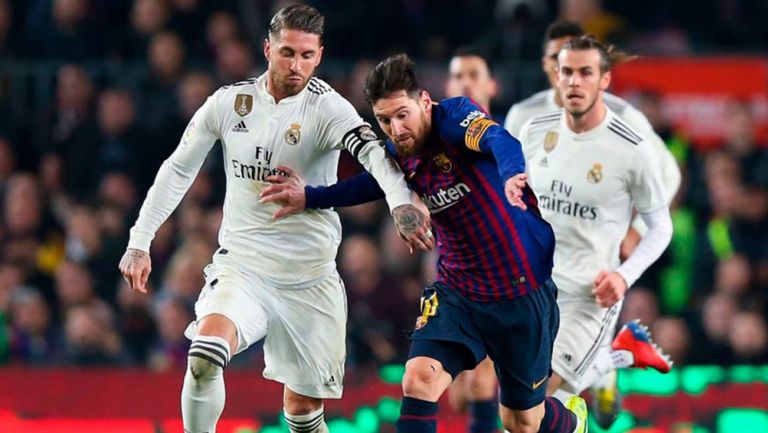 Sergio Ramos y Leo Messi pelean un balón en el Clásico