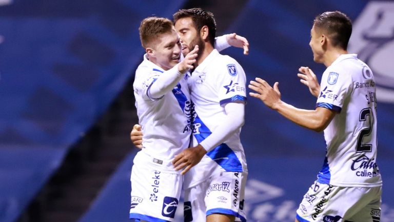 Jugadores del Puebla celebrando un gol