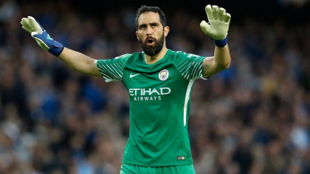 Bravo en partido con Manchester City