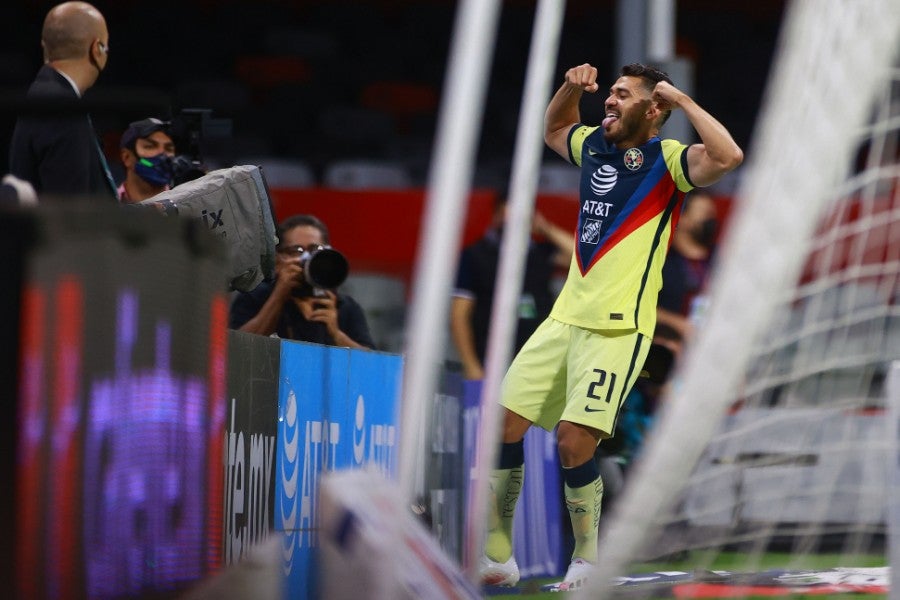 Henry Martín celebrando un gol con América