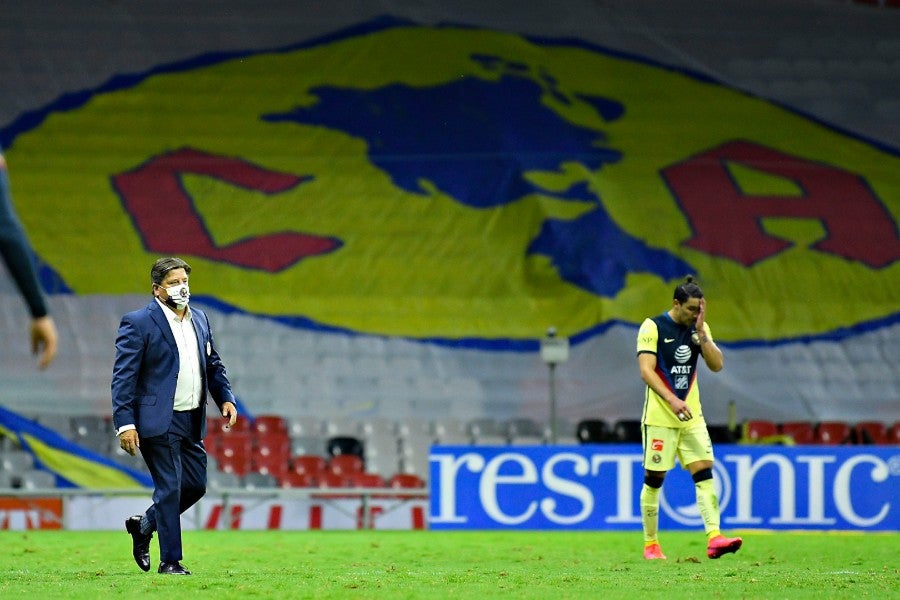 Miguel Herrera durante un partido con América