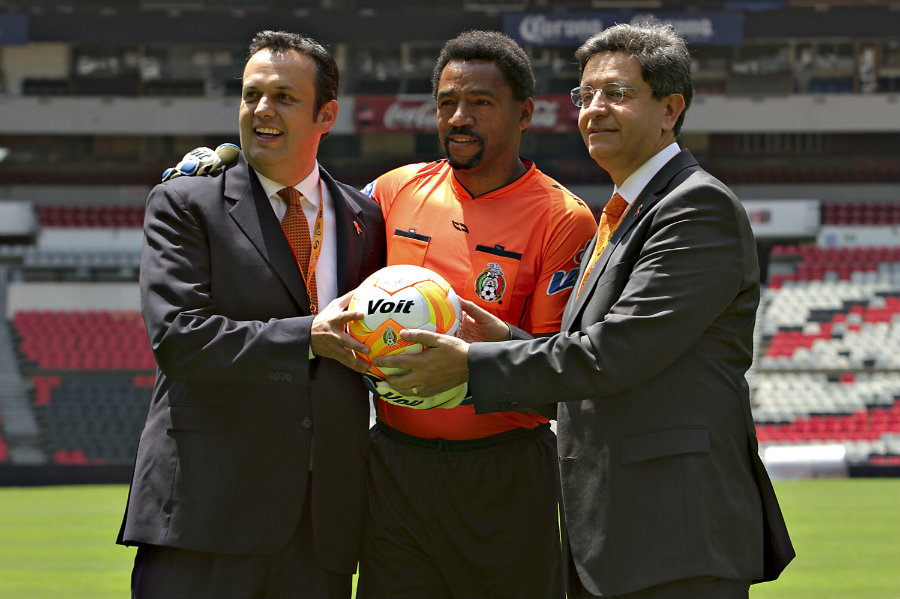 Adrián Chávez (centro) durante un evento en el Estadio Azteca