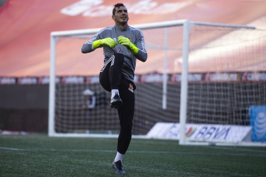 El arquero de Tigres en calentamiento