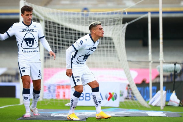 Favio Álvarez celebrando una anotación con Pumas