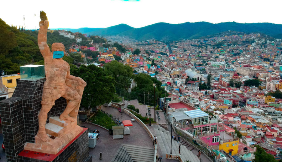 Monumento del Pipila con cubrebocas en Guanajuato