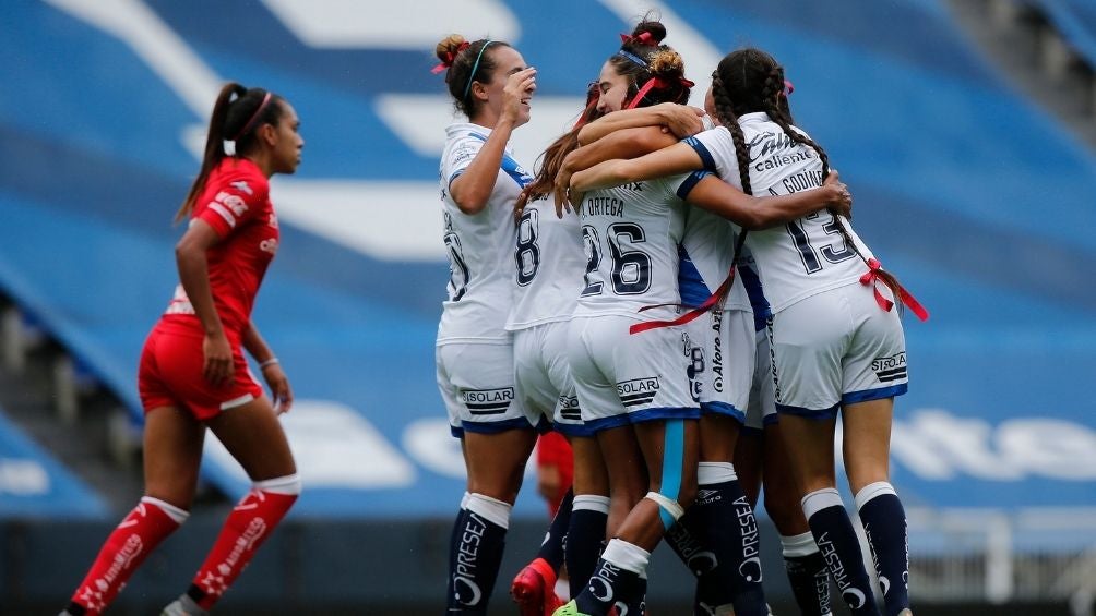 Jugadoras de Puebla festejan un gol