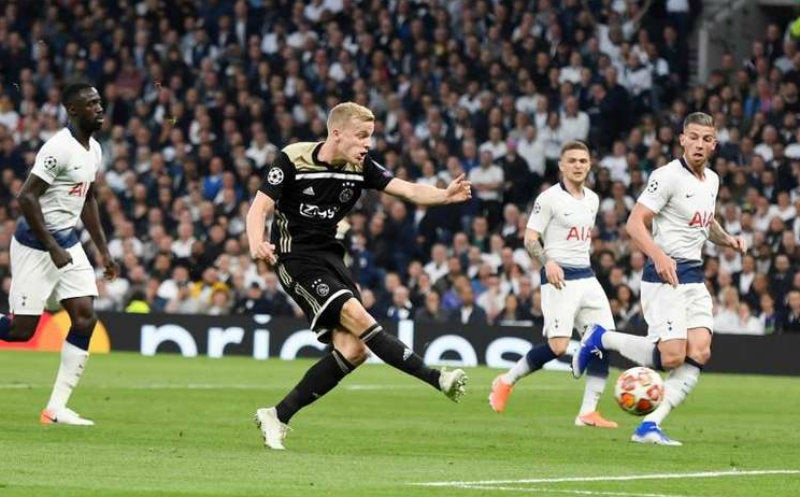 Van de Beek ante el Tottenham