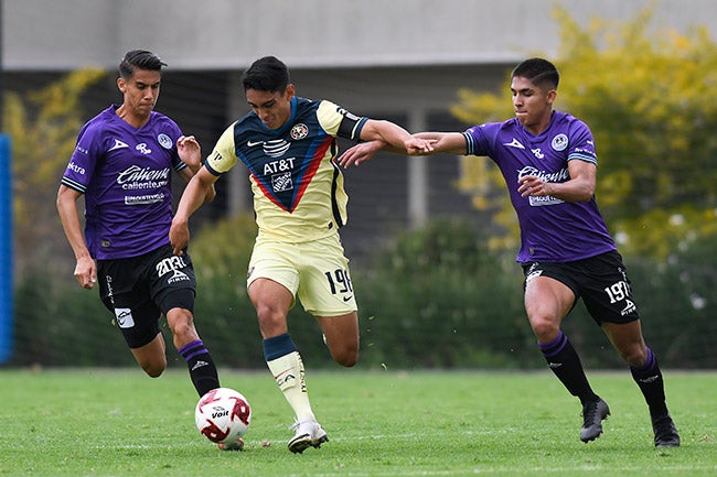 Naveda protege el balón ante el acoso rival