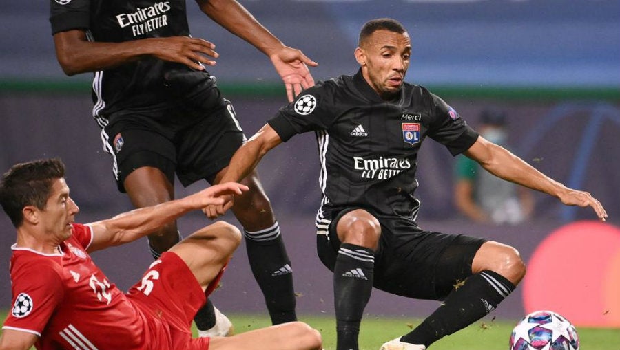 Marçal en juego con el Olympique de Lyon ante el Bayern Munich